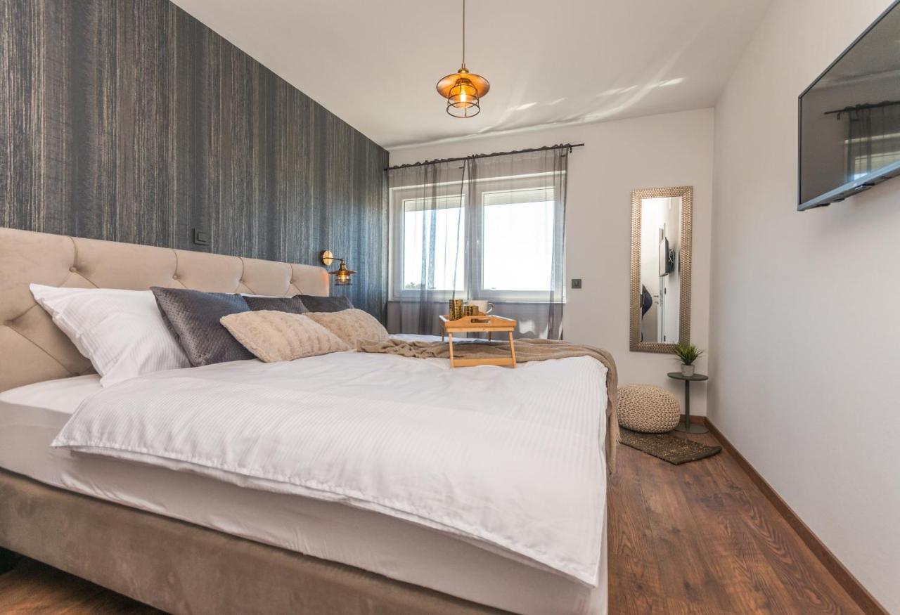 Marilu Luxury Apartments Drage Room photo