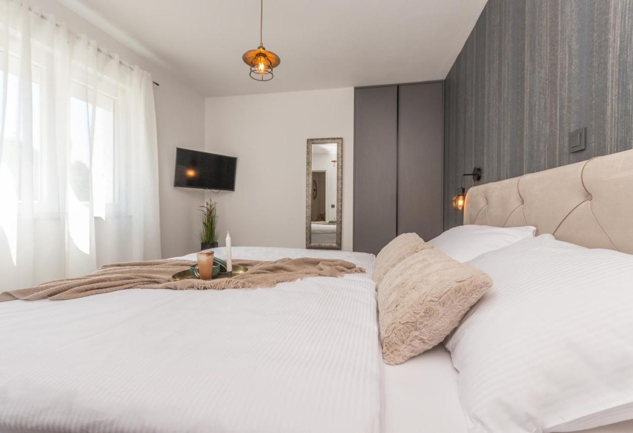 Marilu Luxury Apartments Drage Room photo