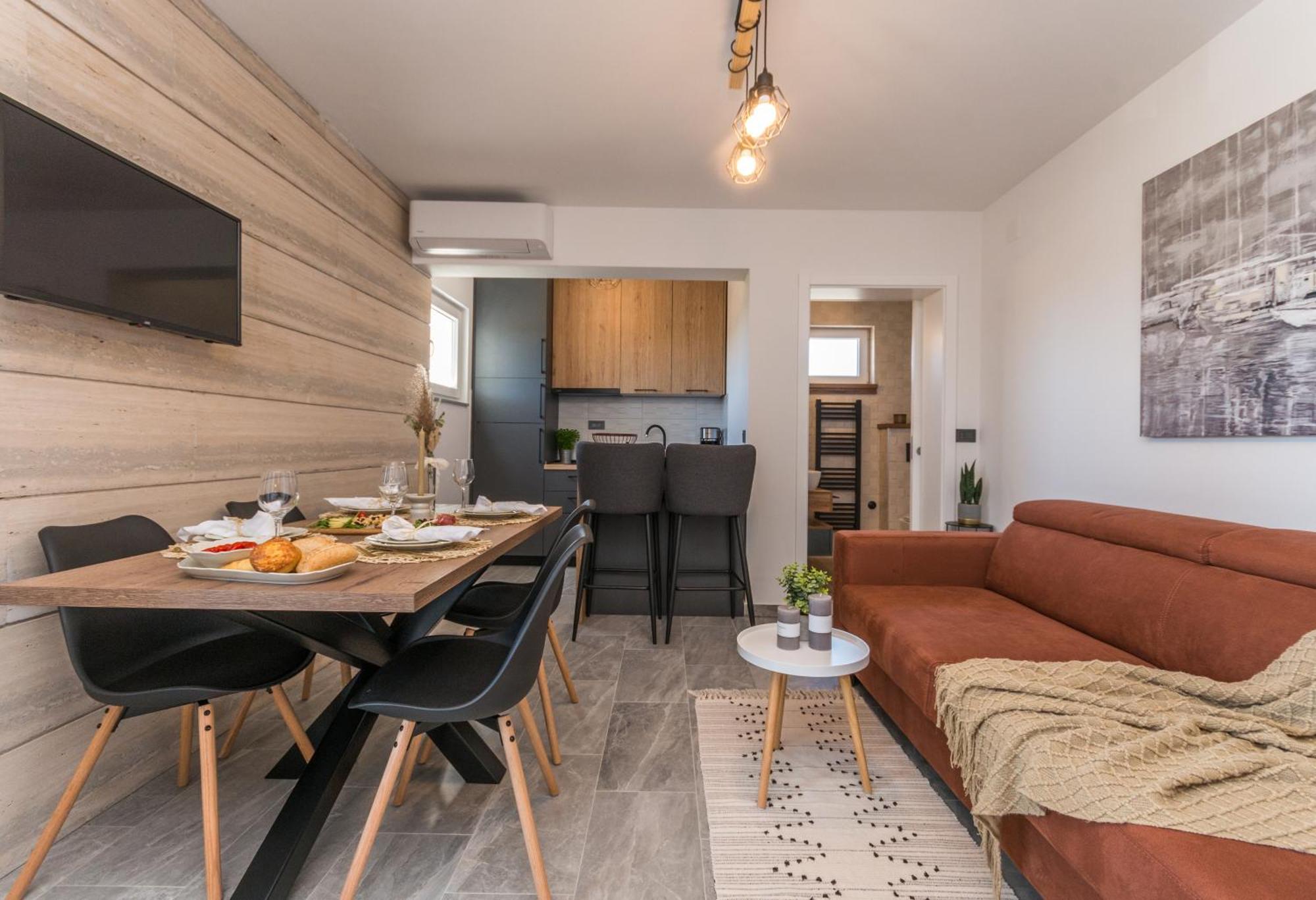 Marilu Luxury Apartments Drage Room photo